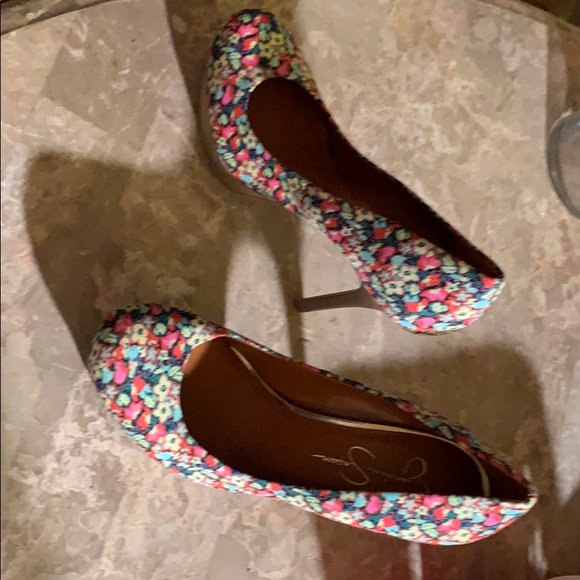 Floral pumps. 4+ inch platform. - Picture 2 of 4